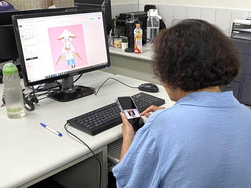 學員嘗試以手機操作，並練習使用AI生成網站進行創作