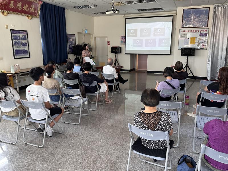 學員親手彈奏揚琴並錄製樂曲，老師指導以手機APP SUNO合成數位音樂，體驗傳統與現代融合。