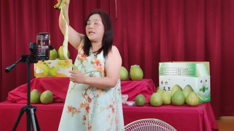 直播過程中必要時必須到鏡頭前方進行特寫