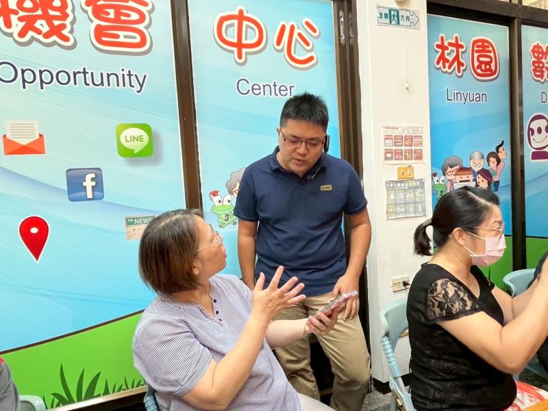 講師與學員互動。