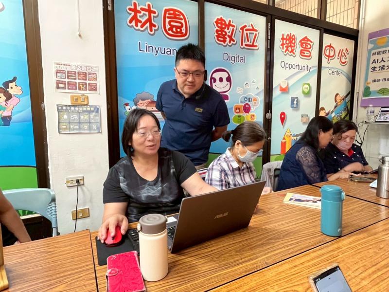 講師指導學員實際操作AI工具完成「圖片生成」與「影片製作」。