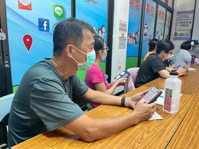 學員透過實際操作體驗,了解AI如何結合物聯網,帶來更便利的智慧生活。