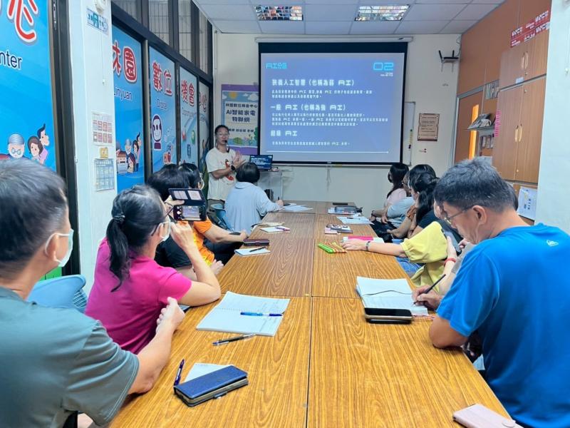 講師藉「AI智能家電物聯網」課程,帶大家走進人工智慧的世界。