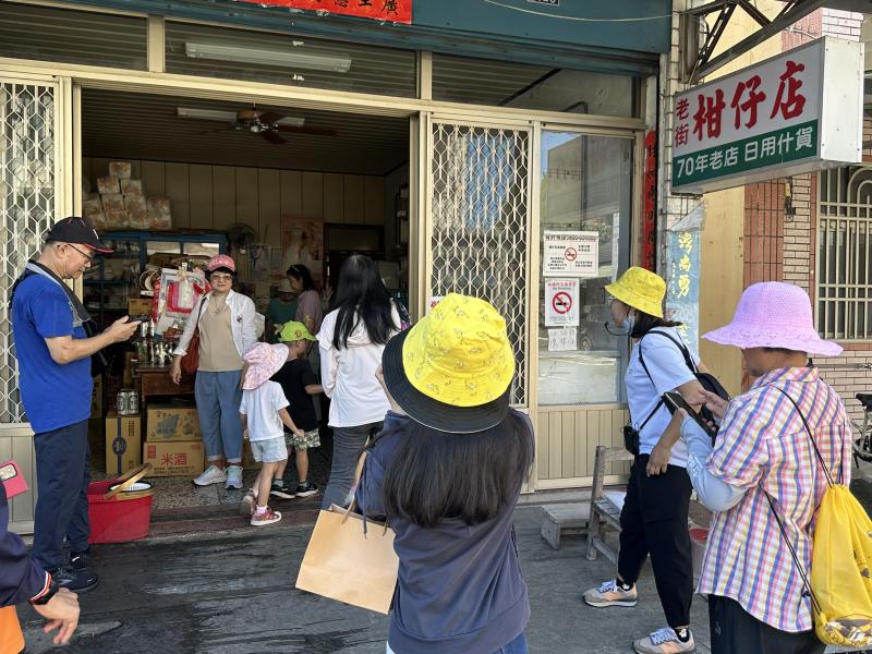 延著集集老街走進有70年代的柑仔店，認識70年前蕃仔火(打火機)及今非昔比的歷史所留下物品見證.