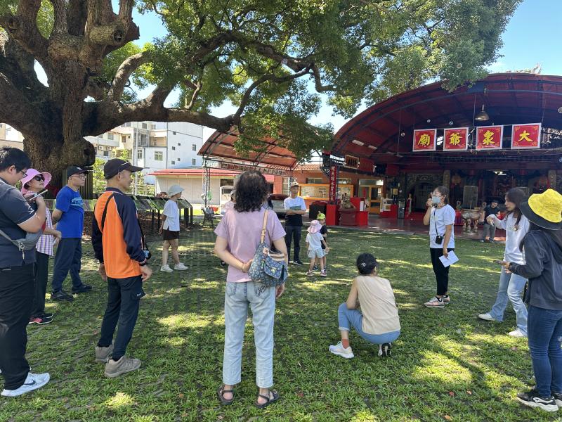利用導覽課沿路拍下參觀大眾爺廟，照見廟前700多歲老樟樹，每年農曆8/23是祂生日，早期家家戶戶還辦流水席招待親朋好友，重新認識早期在地文史.