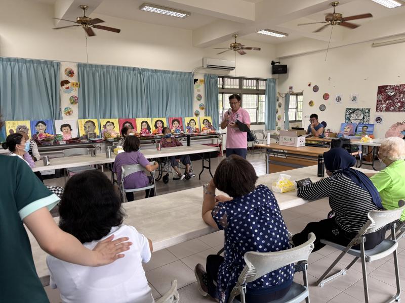 介紹平板構造與開機方式，協助長輩建立使用信心。