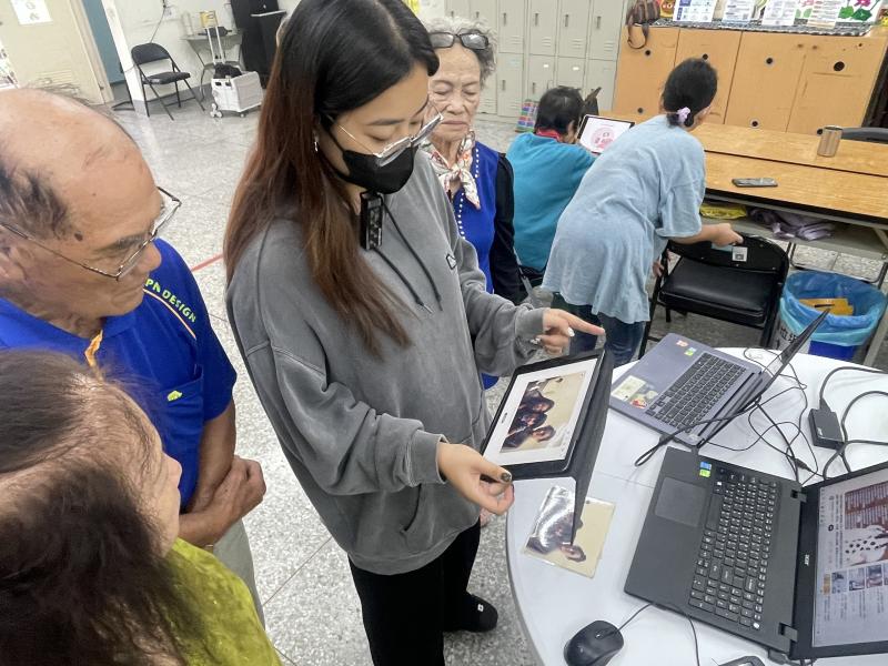講師帶領學員實際操作,使用PhotoMyne、Fotor、Colorize修復泛黃老照片,長者驚喜照片重現色彩,感受科技帶來的感動。