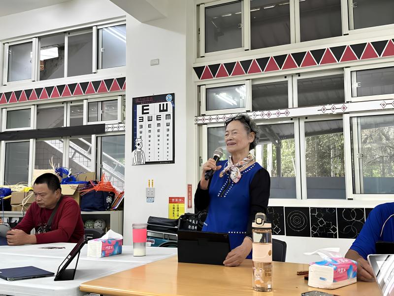 課程最後長者分享心得,表示修復照片勾起回憶,對數位工具充滿驚喜與成就感,現場氣氛感動溫馨。