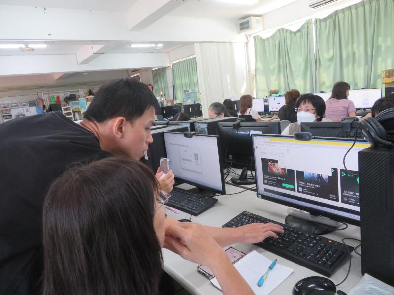 老師協助學員構圖