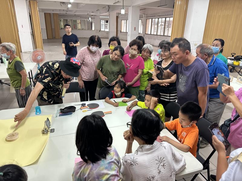 學員下載Stop Motion Studio軟體 APP之後，老師親自示範物品移動及手機拍攝情景.