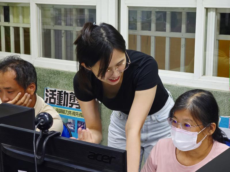 老師指導學員採訪稿書寫方式。