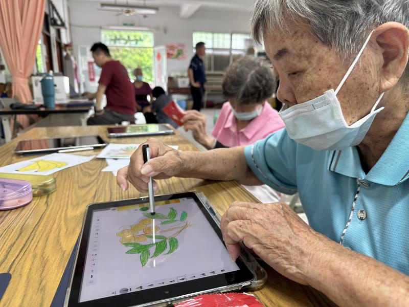 學員認真的畫圖