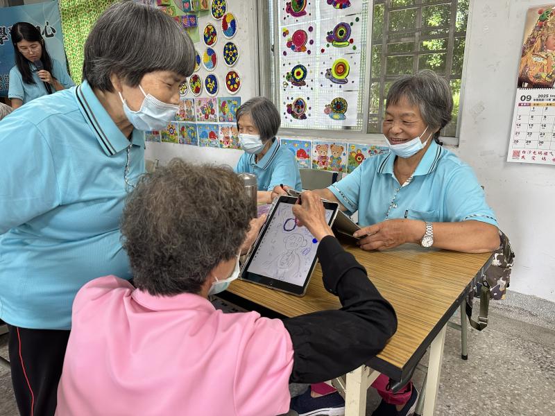 學員們互相討論