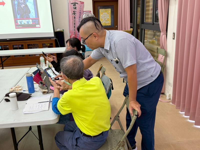 今天女兒帶著最年長的爸爸學員，看著他孜孜不倦的學習新資訊，讓我們看到了不分年齡，只要有心，人人都可以成為剪片達人。