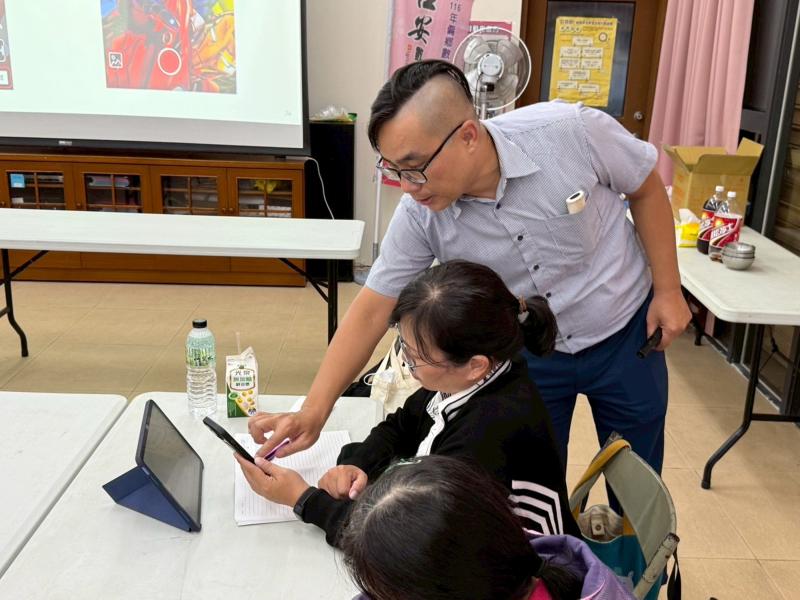 學員很認真再學習如何放音樂、剪片。