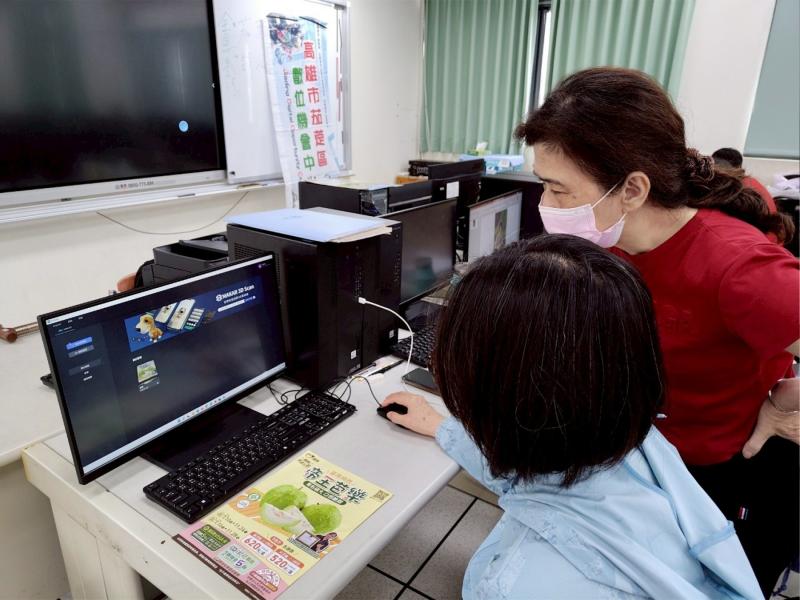 學員間也會互相討論、協助製作。