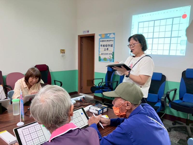 大家透過下載 Sketchbook APP，用九宮格練習畫直線、曲線、圓形。