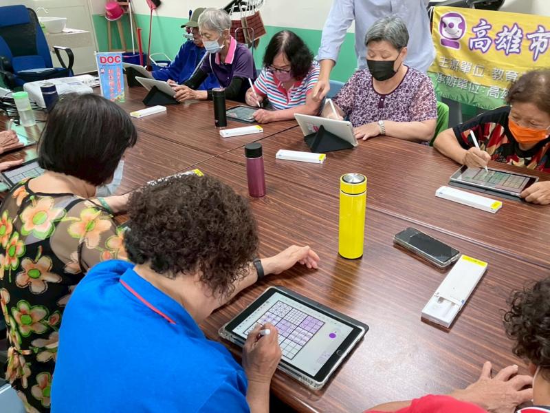 長輩最後都完成了一張屬於自己的電繪小作品。