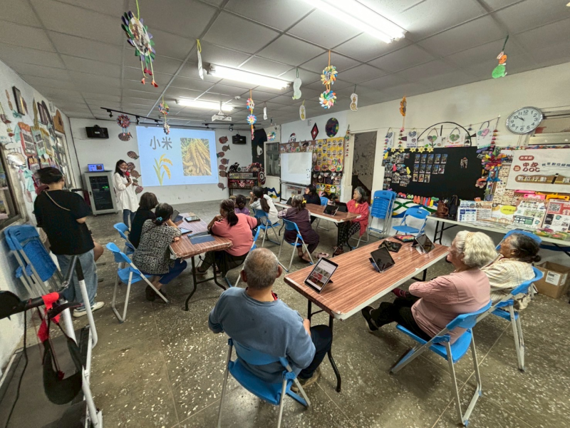 從這一張小米照片，詢問長輩們：這個小米，用我們的母語要怎麼說呢？（麻住） 以前在部落，小米都是怎麼煮的？