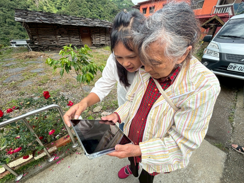 這堂課程，不只是坐在教室裡聽課，我還要邀請大家一起動起來。請大家走到門口，拿起平板，拍下眼前看到的美麗花朵。