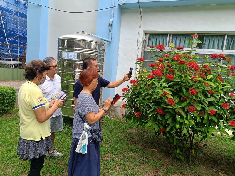 老師指導學員實做練習