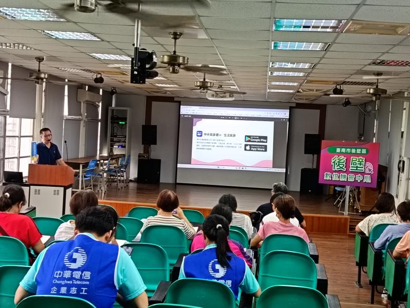 老師透過大螢幕解說讓學員更加清楚內容