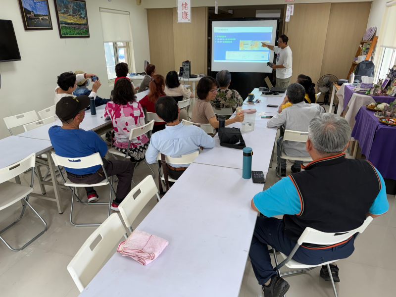 講師介紹空拍機種類與飛行知識