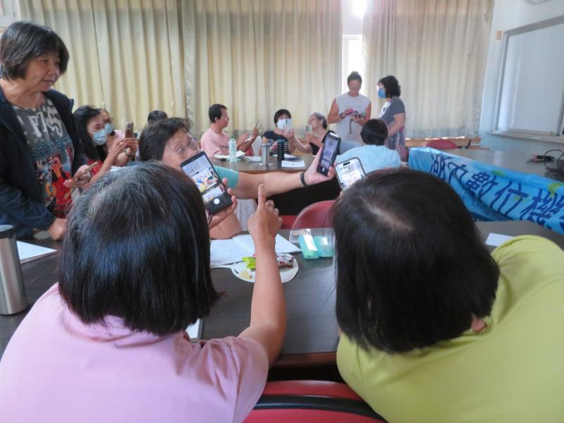 學員們分享成果，互相欣賞、互相交流。