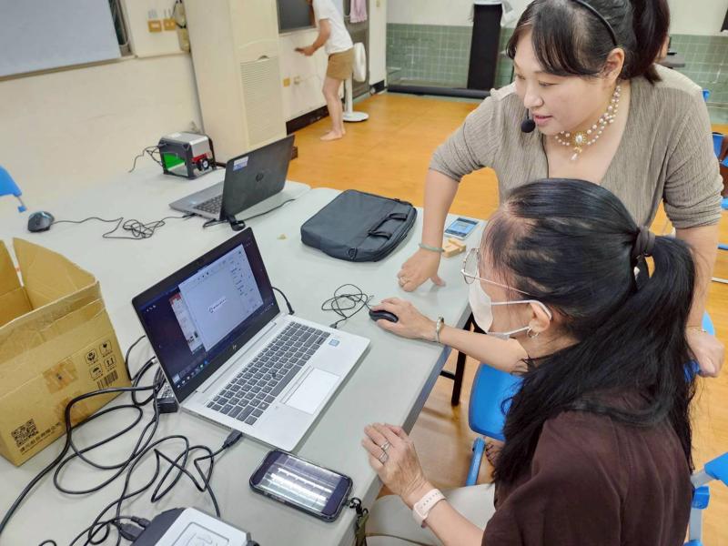 學員小禎乙凡心得:原本以為操作雷雕機會很複雜，但實際體驗後才發現只要掌握步驟，其實不難。DIY過程非常有趣，看到圖案慢慢雕刻出來時很驚喜。能夠創作出屬於自己的作品，真的有成就感，也很感謝DOC安排這麼有創意的課程。