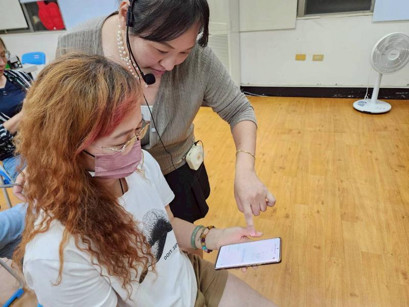 學員小禎心得:參加這次課程，讓我第一次自己動手做雷雕作品。從設計到輸出都參與其中，不僅學到新技能，還能把創意實現成實體，真的很有趣。課程氣氛輕鬆，大家互相交流，最後拿到專屬作品時的滿足感，讓人覺得時間過得好快！