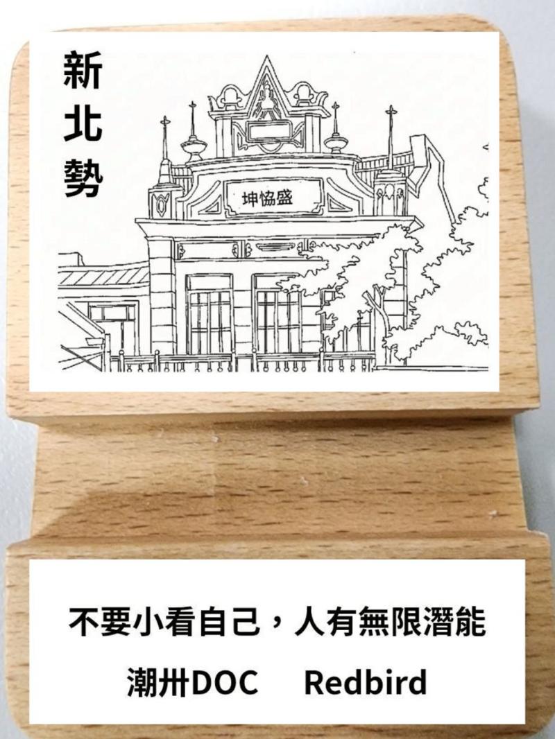 學員瑞櫻心得: 原本擔心自己不會操作機器，沒想到老師一步步教學後就能上手。過程中很有趣，也能發揮創意，完成專屬圖案的作品，讓我覺得很驚喜。