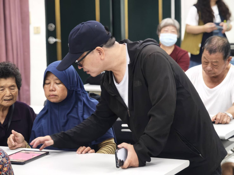 學員實際操作平板，由講師一對一指導如何使用Google相機搜尋及Mygopen等工具，透過查證工具快速驗證網路資訊。