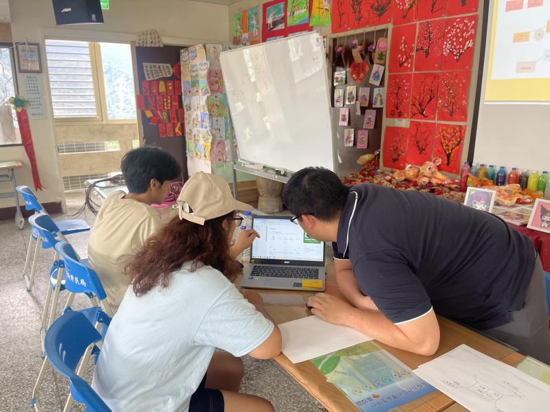 老師帶領學員建立LINE帳號,操作後台、設計圖文選單及自動回應訊息,並透過Canva思維導圖規劃遊戲流程,提升學習實作力