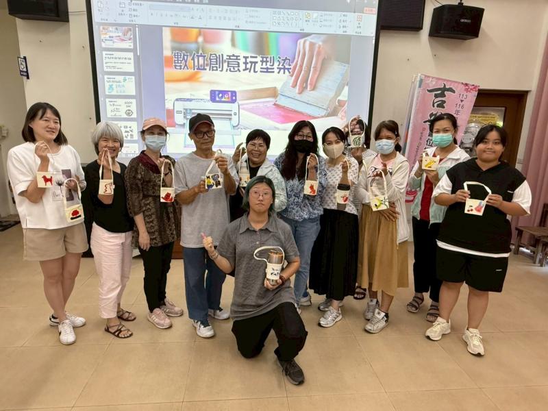 學員們開心的拿著自己的杯套作品合照