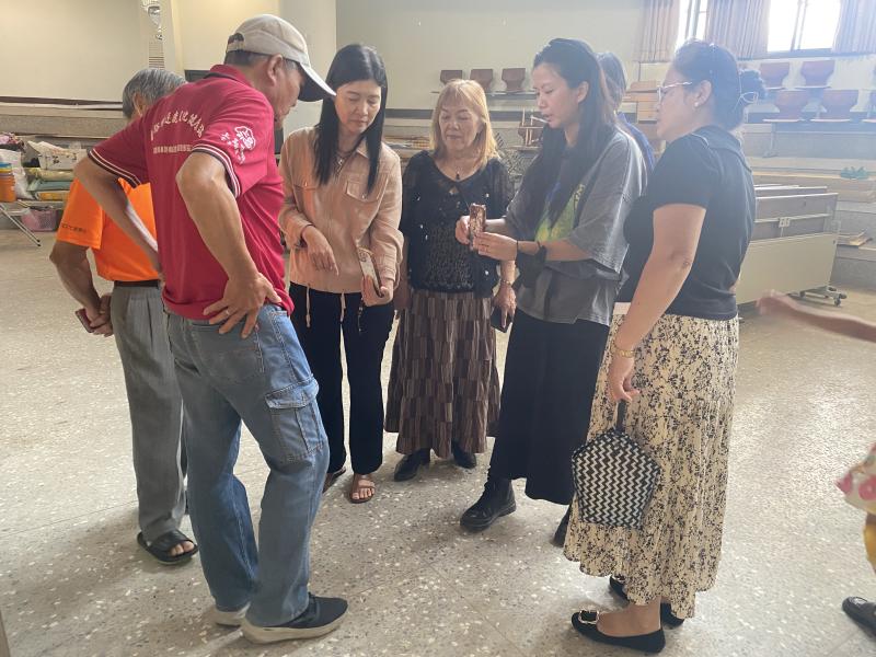 老師引導學員找出最佳角度