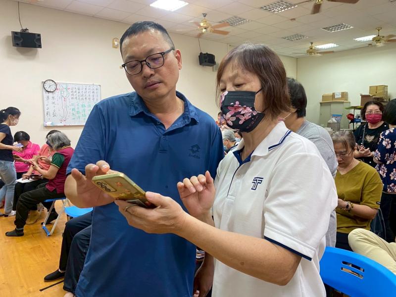 學員阿珍姐學習心得:第一次接觸AI課程，覺得很新奇！用LINE小幫手和ChatGPT學會了快速生成文章，也能用Gemini設計賀卡。老師講解清楚，實作步驟簡單易懂，讓我發現AI真的能幫日常生活帶來便利，未來也想多練習應用在工作上。