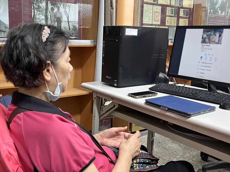 學員專注觀看講師於螢幕上的操作示範