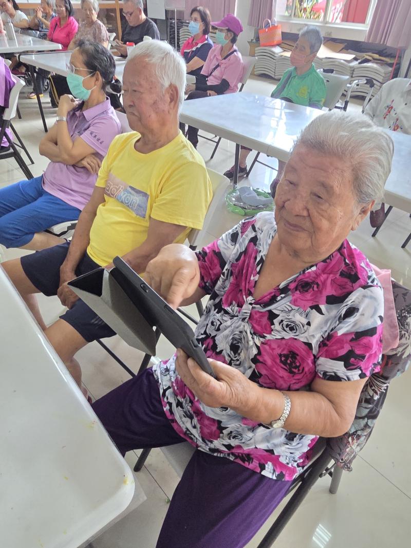 長者首次用平板操作 Google Map，驚呼方便又有趣。