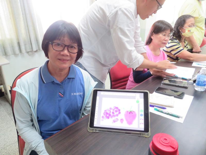 學員嘗試創作作品，以水果當素材進行創作