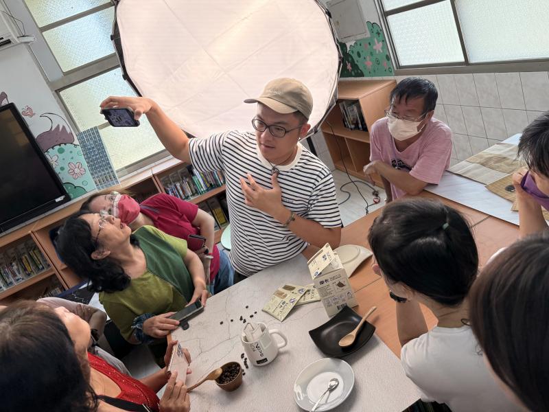 嘗試多種構圖與拍攝角度，讓商品更具故事性與視覺吸引力。