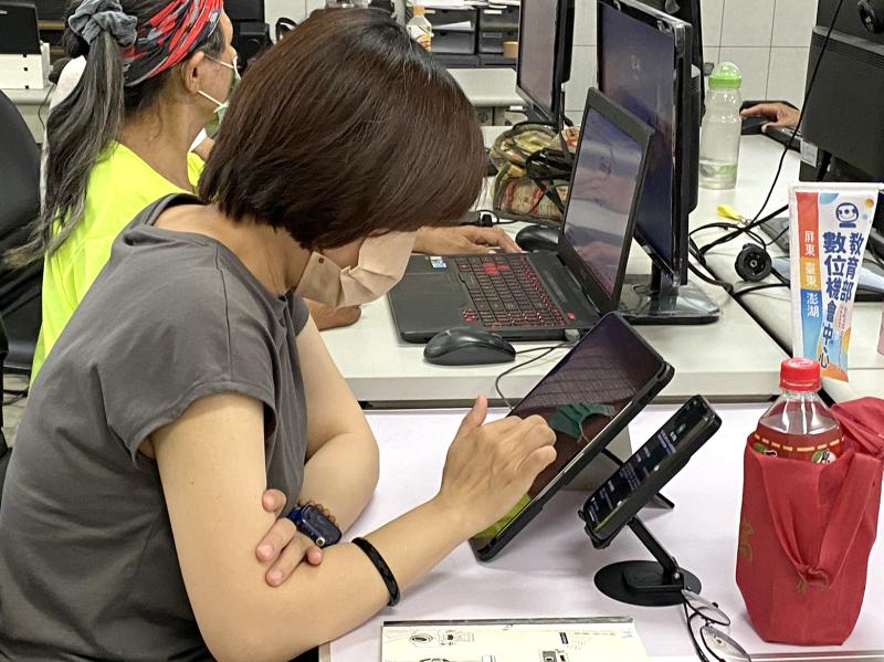 學員運用平板實際練習短影音剪輯操作，親自體驗製作過程