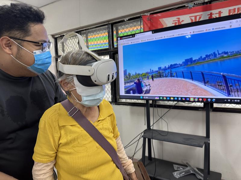 老師協助學員使用VR設備-2