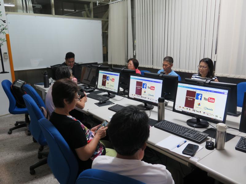 學員專心聆聽並作筆記