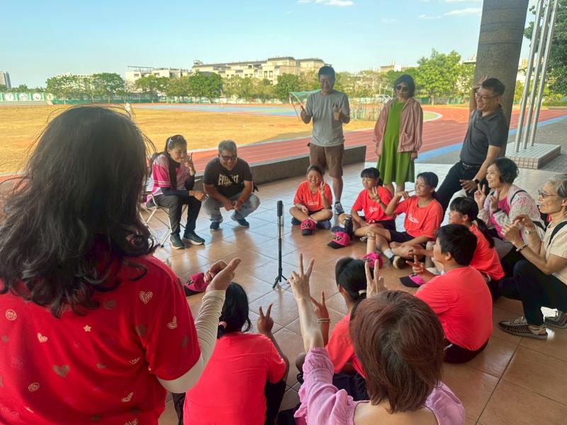 新屋國小的學生們一起拍360合照