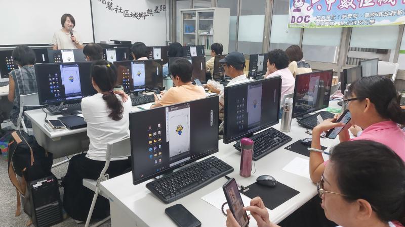 課堂中,老師藉由繪製創意T-Shirt來讓學員們嘗試發揮自己的創意