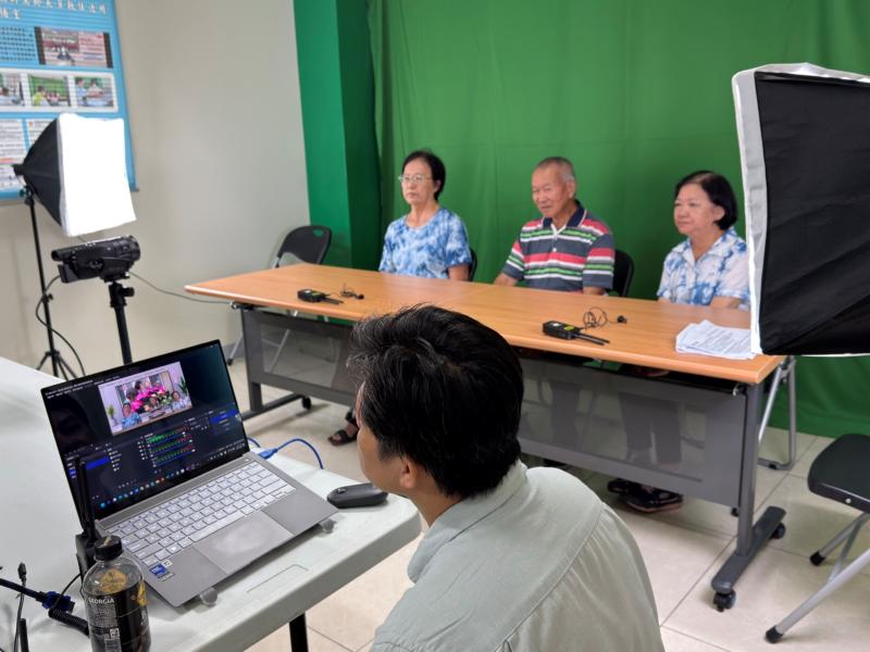 透過直播，長輩們不僅跨越了科技的門檻，更打開了與年輕世代互動的新窗口。觀眾留言、即時互動，讓他們感受到被看見、被聆聽的溫暖。