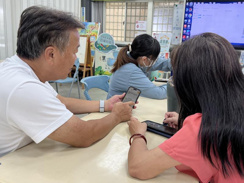 學員彼此交流討論，練習運用各類假訊息查證平台