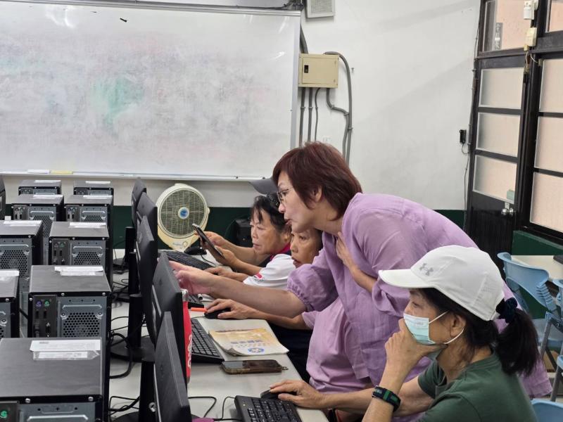 我們的種子志工協助學員操作電腦