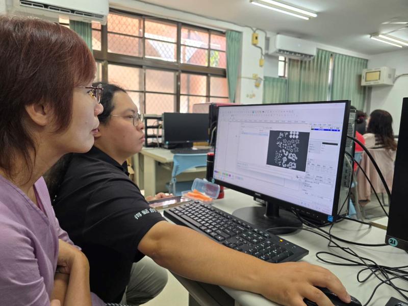 講師協助學員修正圖像與參數