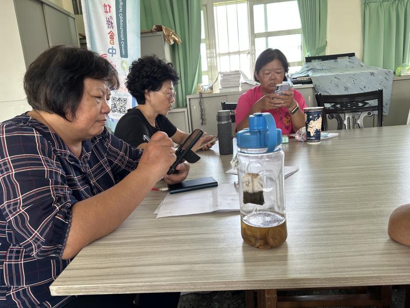 學員於課堂中進行實機操作，練習限時動態的多項功能，包括加入貼紙、標記朋友，以及運用投票、問答等互動工具，以提升社群參與度與內容表達力。